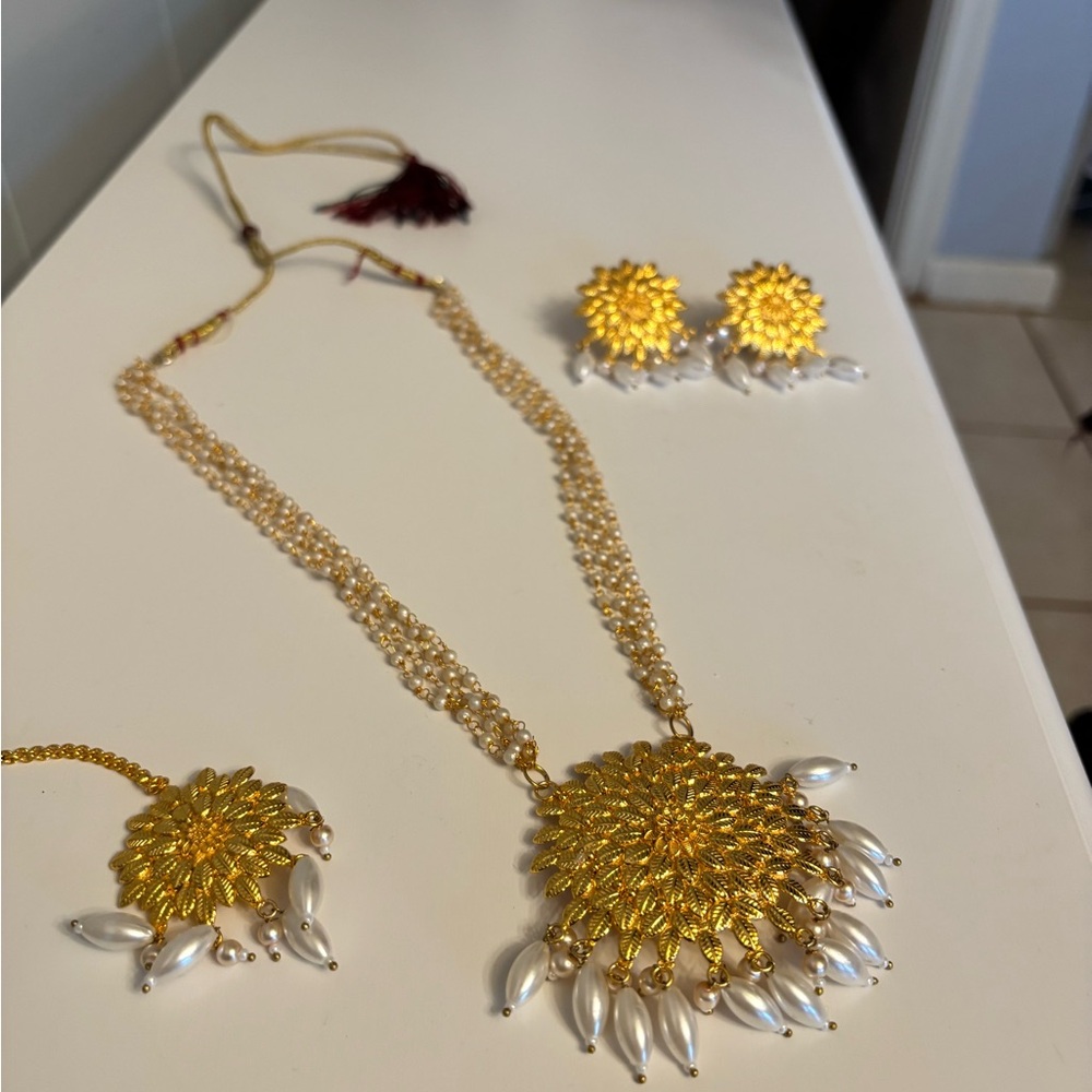 Indian Elegant Gold and Pearl Jewelry Set